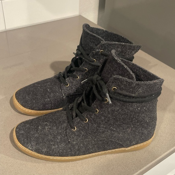 Women's Zuzii handcrafted Wool Boots - Picture 1 of 7